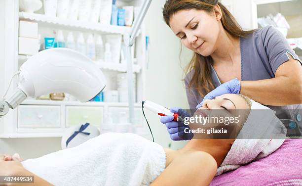 mesotherapy treatment. - schoonheidsspecialist stockfoto's en -beelden