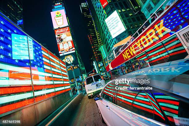 times square bandera estadounidense en la ciudad de nueva york - nypd fotografías e imágenes de stock