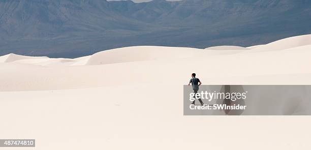 junger mann wandern auf weißem sand - las cruces new mexico stock-fotos und bilder