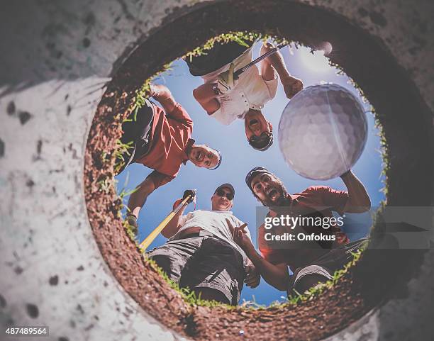 punto di vista di giocatori di golf e palla da dentro buca - ace foto e immagini stock
