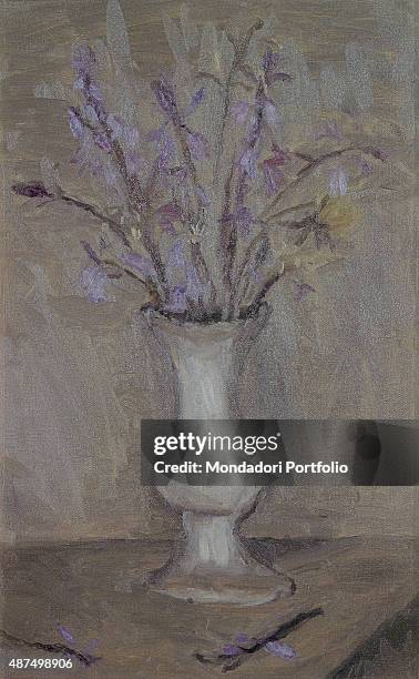 Flowers , by Giorgio Morandi 20th Century, oil on canvas Whole artwork view. Still life with monochrome background consisting of a bouquet of iris...