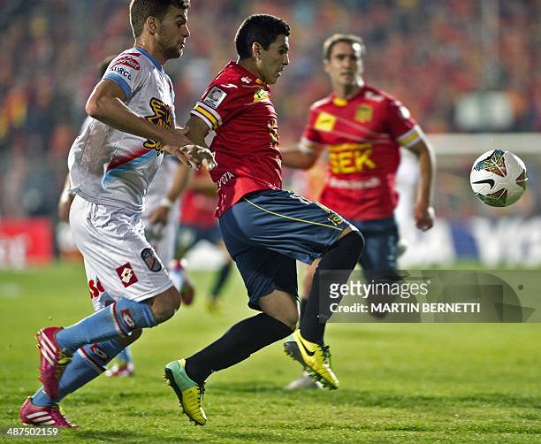 Argentina's Arnenal's footballer Leandro Gonzalez vies for the ball with Chilean Union Espanola's Cristian Chavez during their Copa Libertadores 2014...