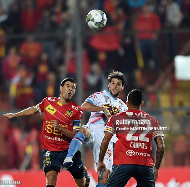 Argentina's Arnenal's footballer Julio Fuch vies for the ball with Chilean Union Espanola's Diego Scotti and Matias Campos during their Copa...