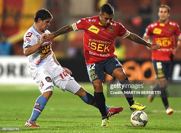 Argentina's Arnenal's footballer Mauricio Sperdutti vies for the ball with Chilean Union Espanola's Matias Campos during their Copa Libertadores 2014...