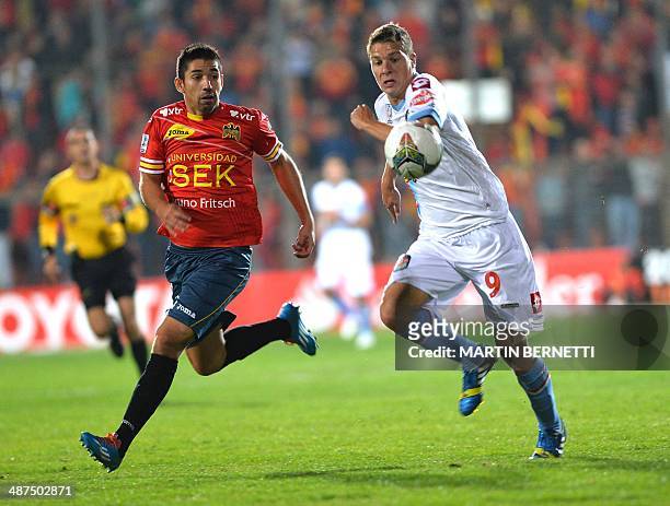 Argentina's Arnenal's footballer Julio Furch vies for the ball with Chilean Union Espanola's Jorge Ampuero during their Copa Libertadores 2014 round...