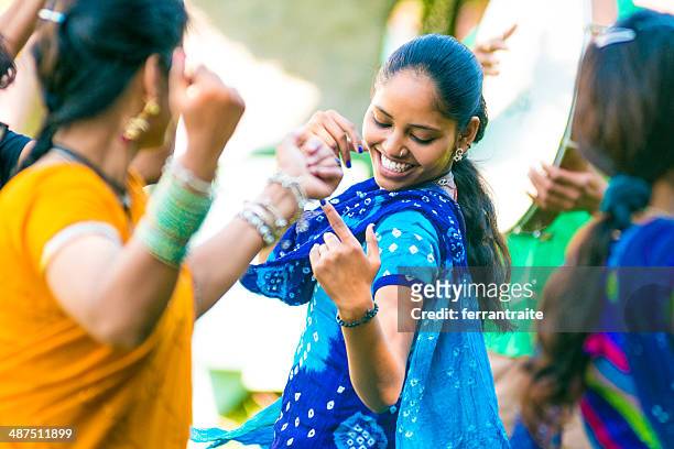 amigos indios de danza del vientre - hinduism fotografías e imágenes de stock