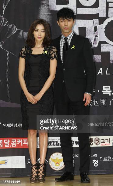 This photo taken on April 30, 2014 shows South Korean actress Oh Yoon-Ah and South Korean actor Cha Seung-Won posing as they attend the new drama...