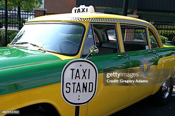 an old cab waiting at a taxi stand - hatboro imagens e fotografias de stock