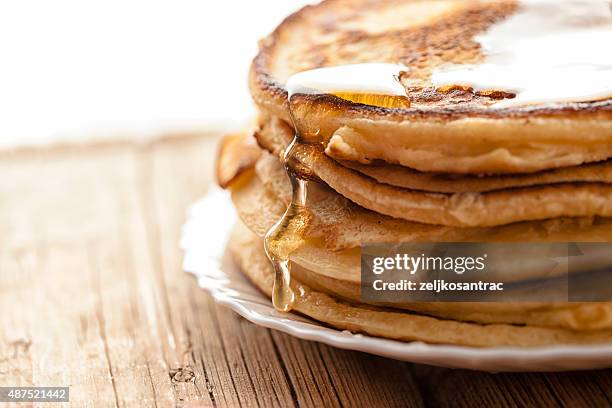 honey  and pancakes - pancakes stockfoto's en -beelden