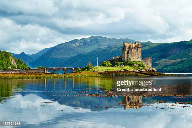 eilean donan castle summer scenic - schotland stockfoto's en -beelden