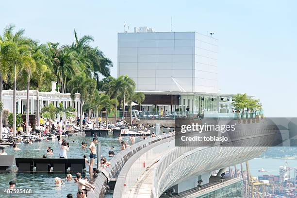 marina bay sands hotel la piscina de borde infinito - marina bay sands fotografías e imágenes de stock