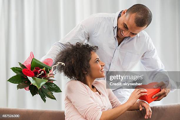 feliz homem afro-americano de admirar sua esposa pela annivesary. - couple chocolate - fotografias e filmes do acervo