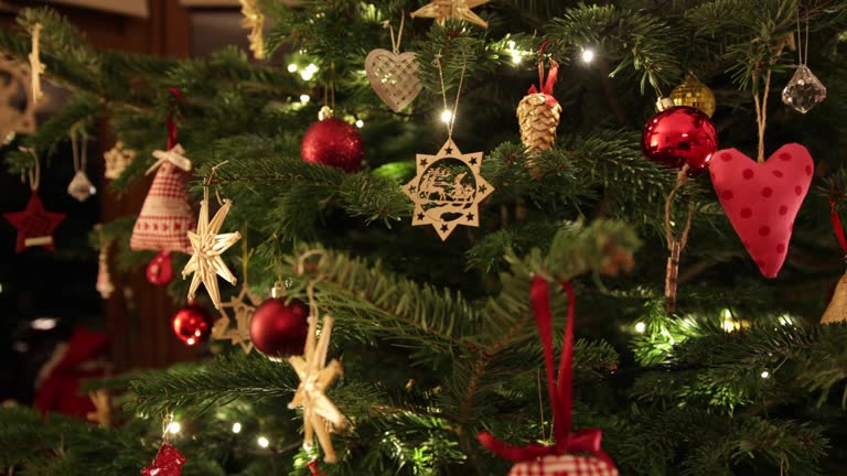 https://media.gettyimages.com/id/487531428/video/christmas-tree-with-hand-made-decorations-panning.jpg?b=1&s=640x640&k=20&c=6431kVtY2zUKJpRIFUN2fD0y6Qx5csdNMCDg3uljoVU=