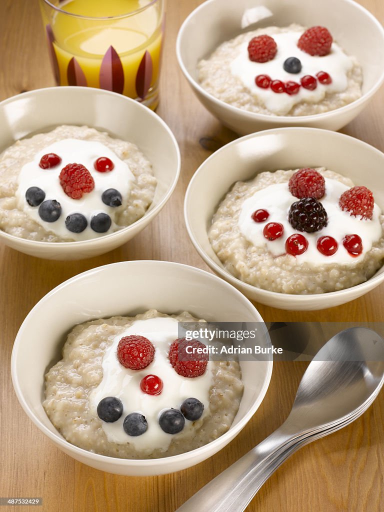 Porridge with yoghurt and berries