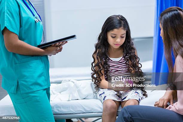 pediatric patient in emergency room with injured arm - sad child hospital stock pictures, royalty-free photos & images