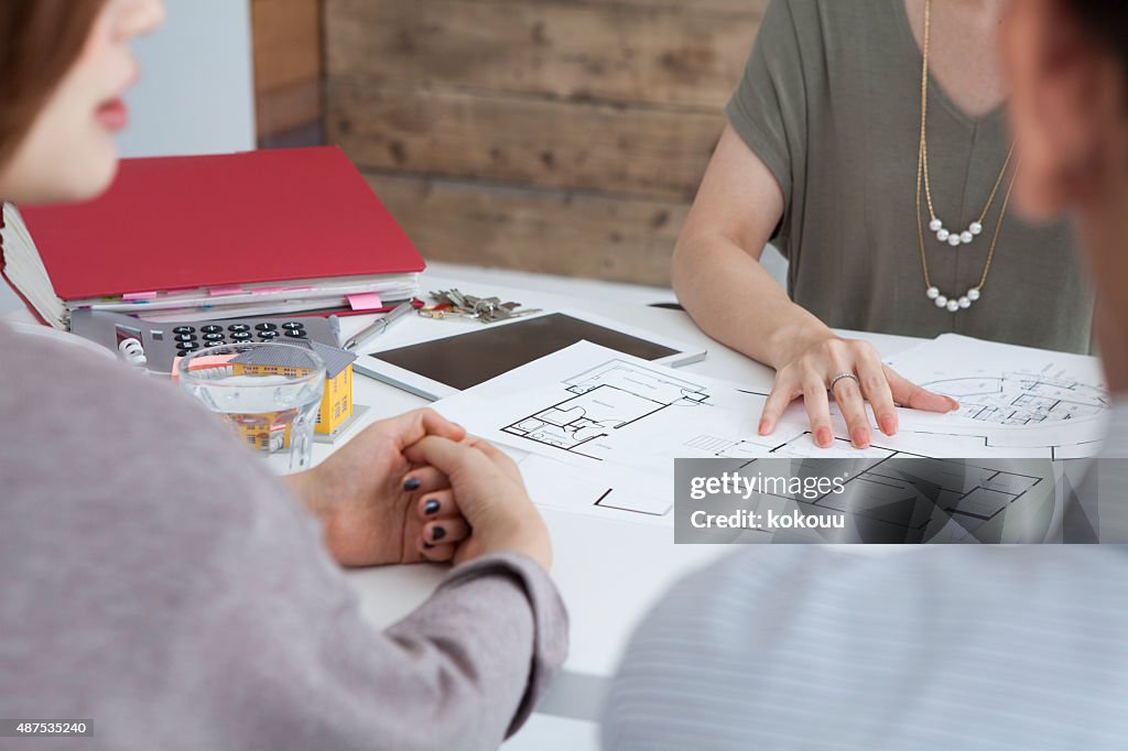 Real estate agent to explain a couple