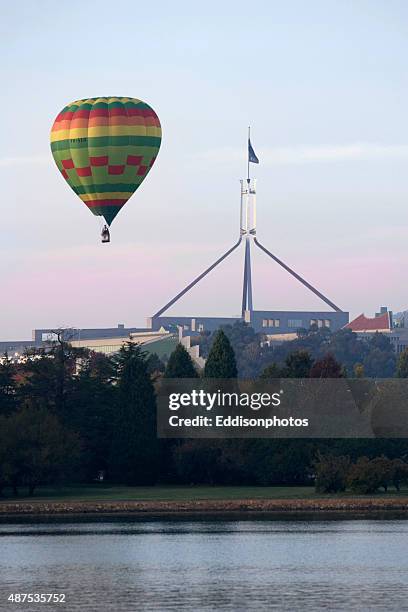 air balloon near parliament house - parliament house canberra 個照片及圖片檔