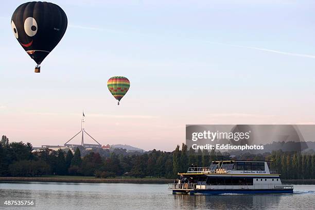 bootsfahrt lake burley griffin canberra - australisches hauptstadtterritorium stock-fotos und bilder