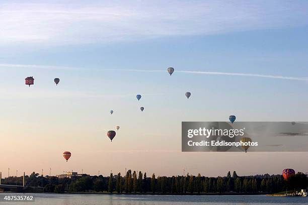 many air balloons canberra - lake burley griffin stock pictures, royalty-free photos & images