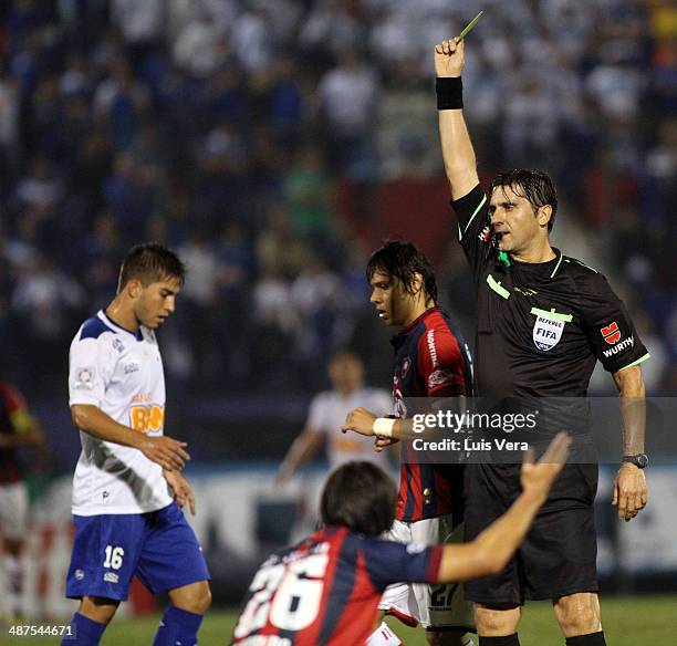 Referee Darío Ubriaco, shows a yellow card to Lucas Borges of Cruzeiro during a match between Cruzeiro and Cerro Porteño in the framework of...