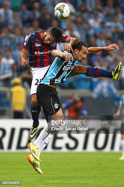 Hernan Barcos of Gremio, battles fo the ball against Angel Correa of San Lorenzo during the match between Gremio and San Lorenzo for the Copa...