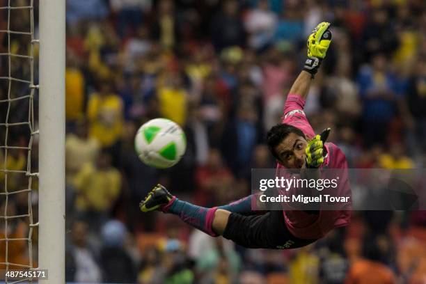 Oswaldo Sanchez goalkeeper of Santo fails in stopping a shoot during the Quarterfinal first leg match between America and Santos Laguna as part of...