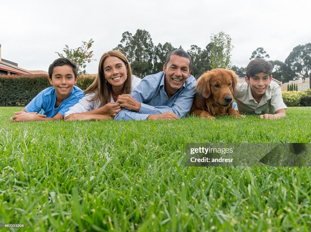 Famiglia latina dall'aspetto felice all'aperto