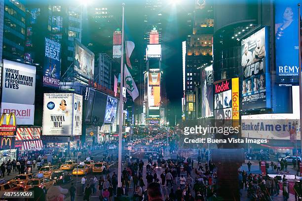 advertising signs in times square - commercial building people stockfoto's en -beelden