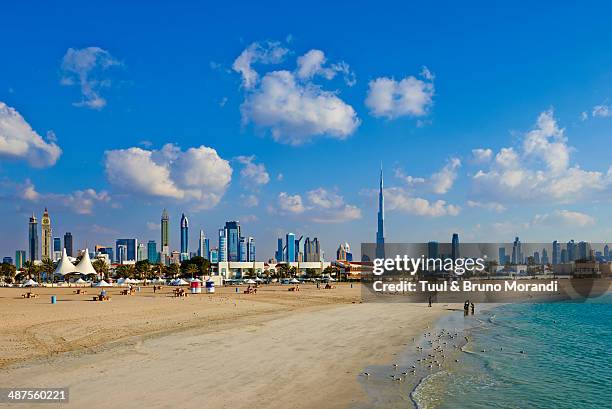 dubai, jumeirah beach and cityscape - dubai jumeirah beach stockfoto's en -beelden