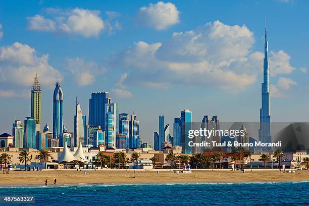 dubai, jumeirah beach and cityscape - dubai jumeirah beach stock-fotos und bilder