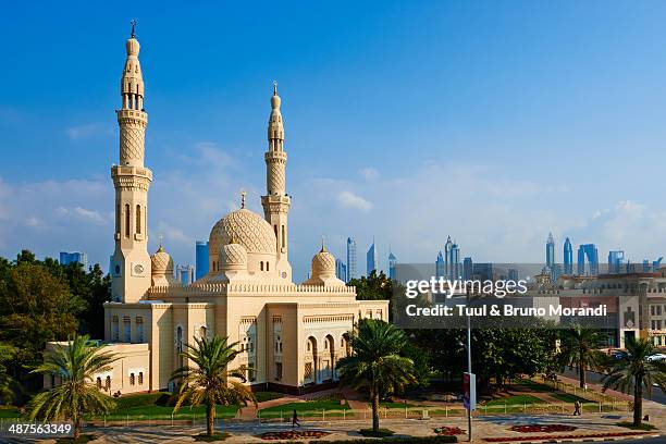 dubai, jumeirah mosque - mezquitas fotografías e imágenes de stock