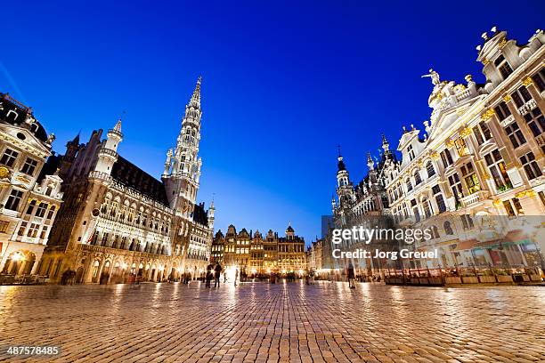 grand place at dusk - brussels 個照片及圖片檔