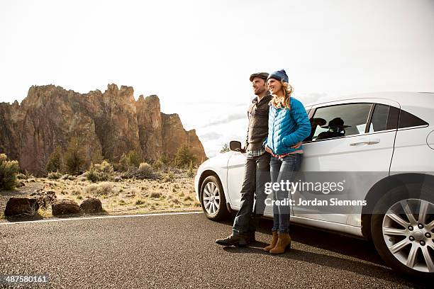 couple on a road trip. - leaning 個照片及圖片檔