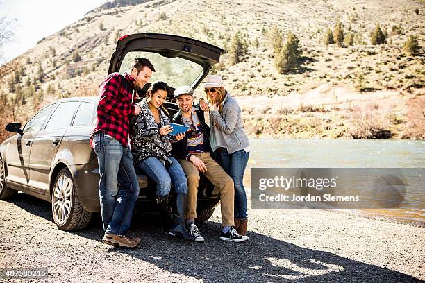 four friends sitting on their tailgate. - oregon amerikaanse staat stockfoto's en -beelden