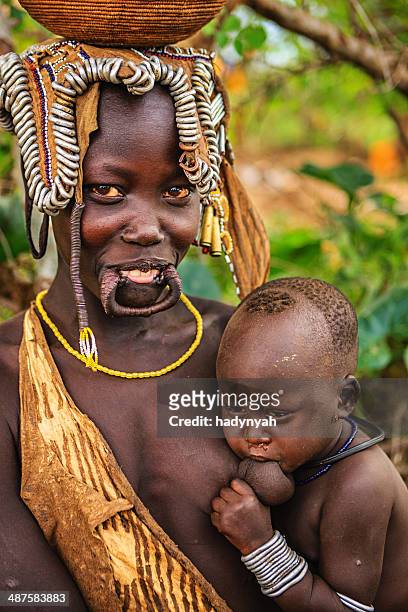 retrato de mujer de tribu mursi, etiopía, áfrica - tribu mursi fotografías e imágenes de stock