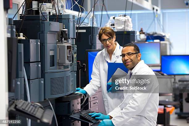 profis arbeiten mit specialist wissenschaftliche ausstattung für messen chemikalien. - drogentest stock-fotos und bilder