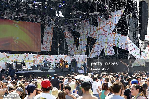 Youngsters attend the "workers' day concert" to celebrate Mayday in Rome's Piazza San Giovanni on May 1, 2014. AFP PHOTO / ANDREAS SOLARO