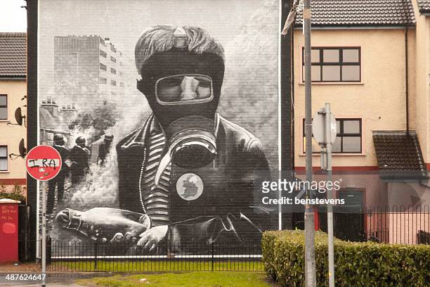 murals in derry - irish murals stock pictures, royalty-free photos & images