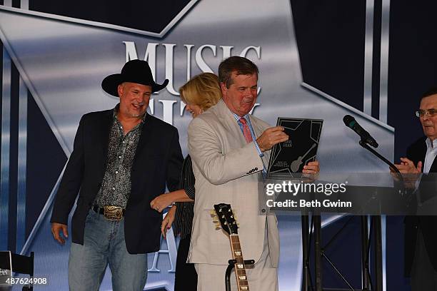 Garth Brooks, Tricia Yearwood, and Karl Dean attend an induction at Nashville Music City Walk of Fame on September 10, 2015 in Nashville, Tennessee.