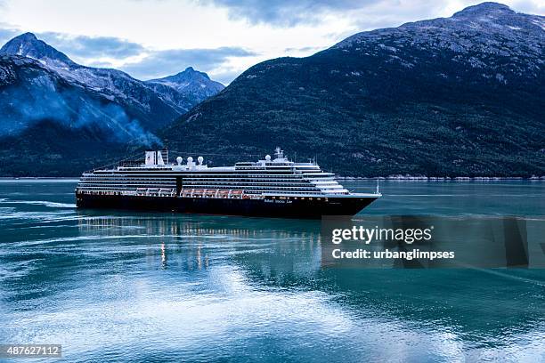 ms noordam navegación en skagway, alaska - hal fotografías e imágenes de stock