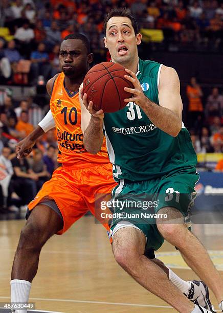 Chuck Eidson, #31 of Unics Kazan competes with Romain Sato, #10 of Valencia Basket in action during the Eurocup Basketball Finals Game 1 between...