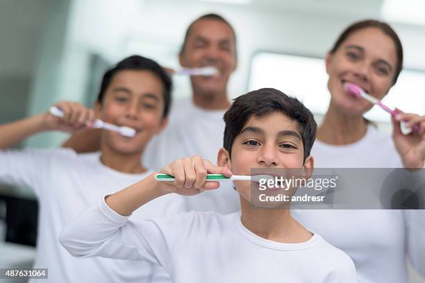 glückliches familienporträt putzt sich die zähne - man washing his teeth stock-fotos und bilder
