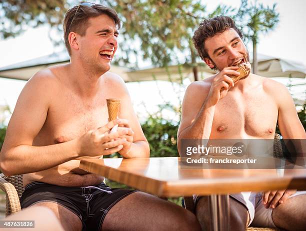 grupo de amigos, comer icecream no verão de banho - tronco nu imagens e fotografias de stock