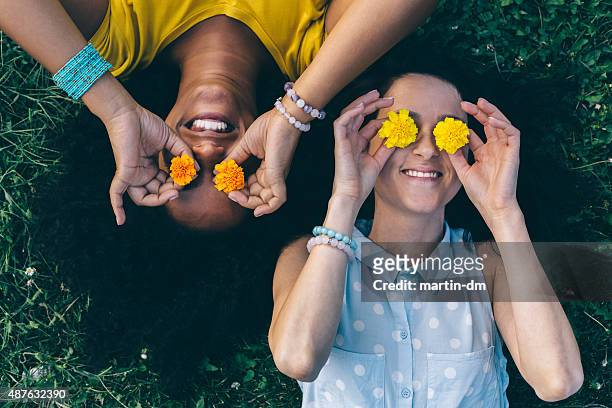 amigos divirtiéndos'en el parque - funny black girl fotografías e imágenes de stock