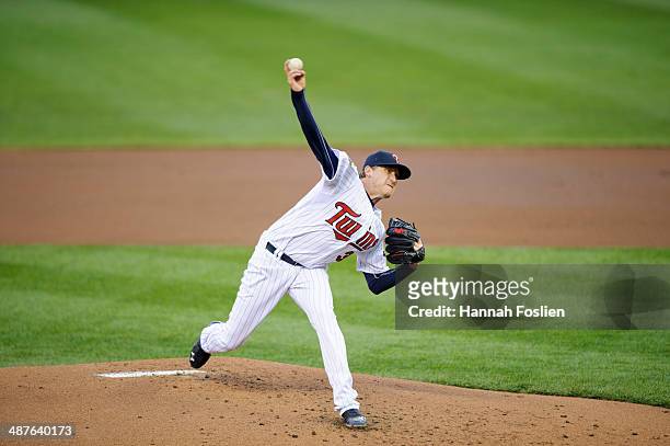 Kevin Correia of the Minnesota Twins delivers a pitch against the Detroit Tigers during the game on April 25, 2014 at Target Field in Minneapolis,...
