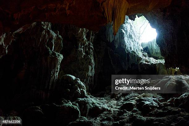 light entering dark cave - tropfsteinhöhle stalaktiten stock-fotos und bilder