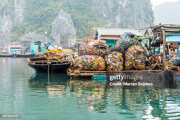 floating fishing village at ha long bay - fishing village photos et images de collection