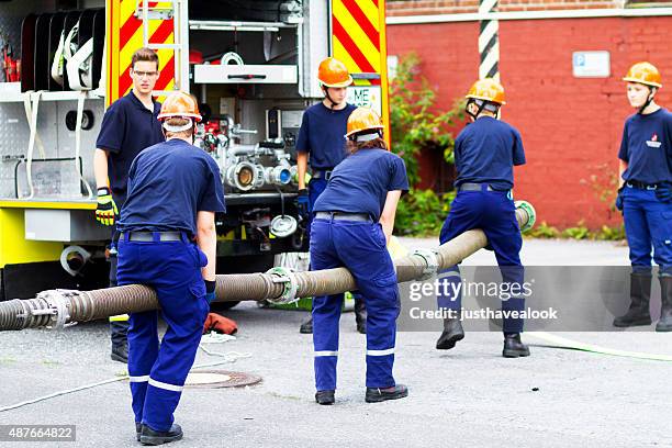 youth fire kämpfer training - feuerwehr deutschland stock-fotos und bilder