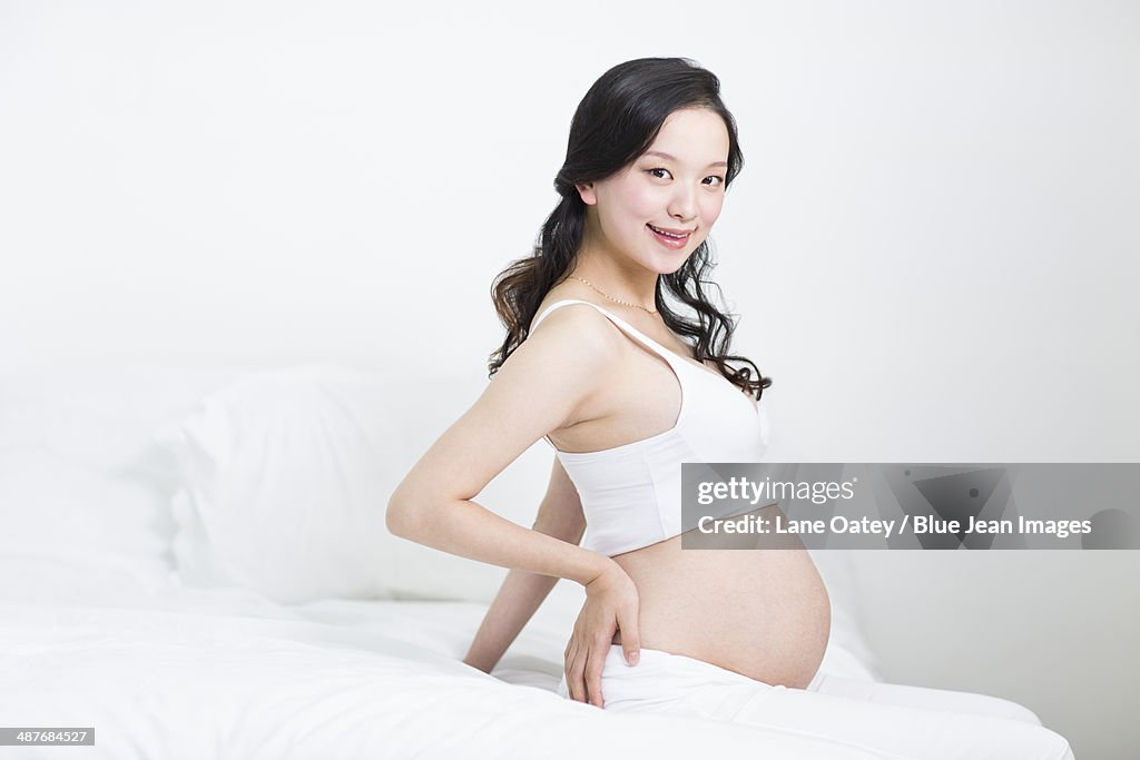 Doctor measuring pregnant woman's abdomen