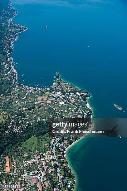 aerial view, malcesine, lake garda, val di sogno bay, isola di immaginazione, veneto, verona province, italy - immaginazione stock-fotos und bilder